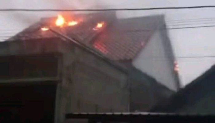 Tersambar Petir, Rumah Warga di Desa Rengaspendawa Brebes Terbakar