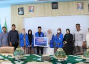 Rektor UIAD Sinjai Serahkan Beasiswa Tahfidz Qur’an Tahun 2025 Kepada Lima Mahasiswa