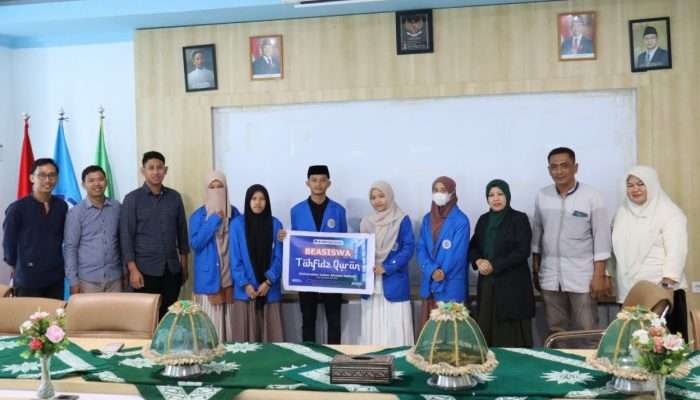 Rektor UIAD Sinjai Serahkan Beasiswa Tahfidz Qur’an Tahun 2025 Kepada Lima Mahasiswa