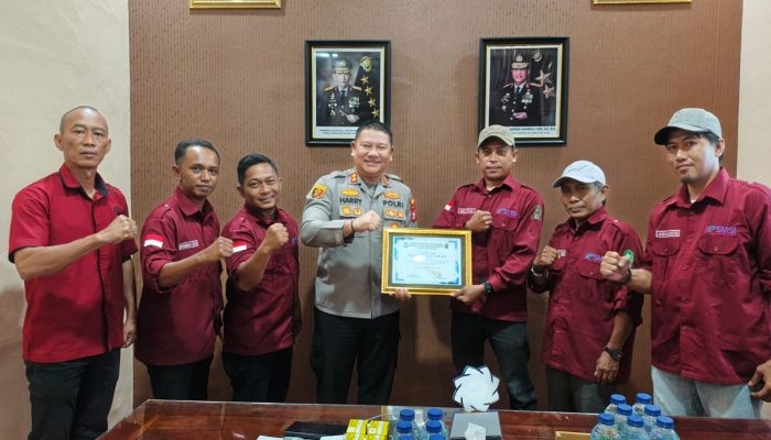 Kapolres Sinjai AKBP. Harry Azhar Terima Penghargaan dari SMSI ‎