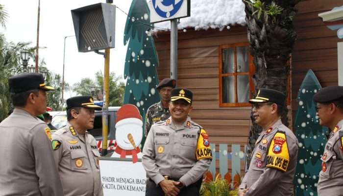 Pastikan Pengamanan Nataru Berjalan Lancar, Kapolres Kediri Tinjau Kamseltibcarlantas di Perbatasan