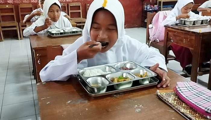 SPPG Keningar Distribusikan MBG Lewat Medan Ekstrem Gunung Merapi