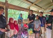 NasDem Sinjai Bergerak Cepat Pikul Bantuan untuk Keluarga Pinjam Beras Viral di Bulupoddo