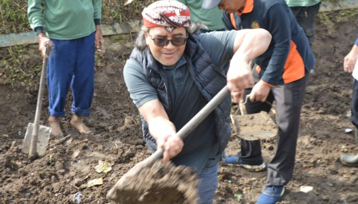 Warga Soropadan Temanggung Kerja Bakti Angkat Sedimen Irigasi