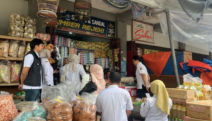 Jelang Ramadan, Unit Pidsus Polres Blitar Bersama Tim Satgas Pangan Laksanakan Operasi Pasar
