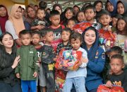 Kunjungi Posko Pengungsian, Paramitha dan Shintya Hibur Anak-anak dan Serahkan Bingkisan Lebaran