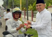 Pengadilan Negeri Sinjai Bagi Takjil Sambil Kampanyekan Gerakan Anti Gratifikasi