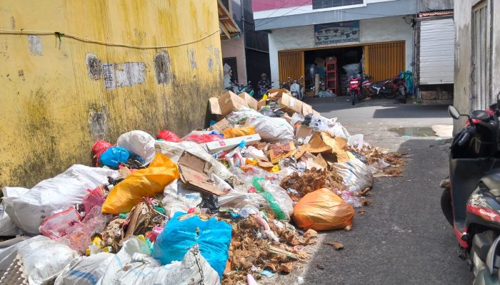 Tumpukan Sampah Membusuk, Ganggu Kenyamanan Pelaksana Ibadah Puasa