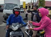 Aksi Ramadan, Sat Reskrim Polres Sinjai Bagi Takjil untuk Pengendara ‎