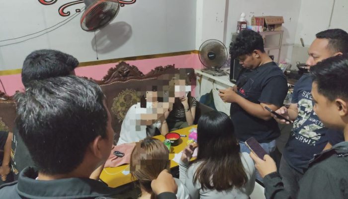 Respons Aduan “Cak Rama”, Polres Gresik Amankan 16 Orang dan Puluhan Botol Miras di Cerme