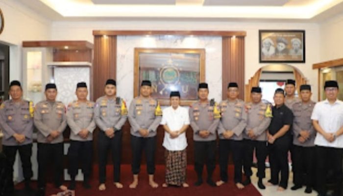 Hangatnya Idul Fitri, Kapolres Kediri Bersilaturahmi ke Sejumlah Ulama