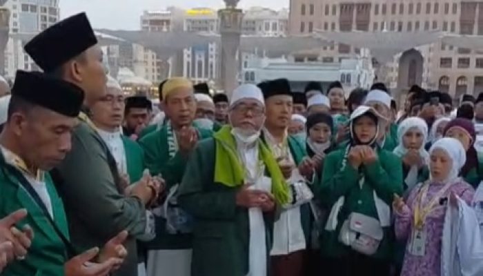 Lantunan Doa dan Haru Jemaah Brebes Pecah di Keheningan Madinah
