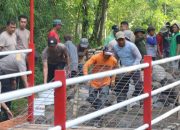 Bersama Warga, Polres Blitar Kota Bangun Jembatan Merah Putih Presisi