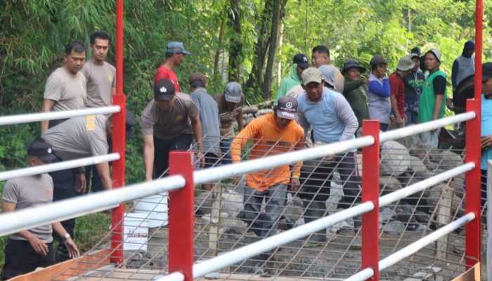Bersama Warga, Polres Blitar Kota Bangun Jembatan Merah Putih Presisi