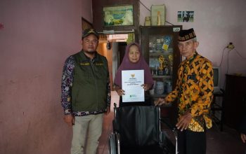 BAZNAS Brebes Salurkan Bantuan Kursi Roda untuk Warga Lansia di Pesantunan