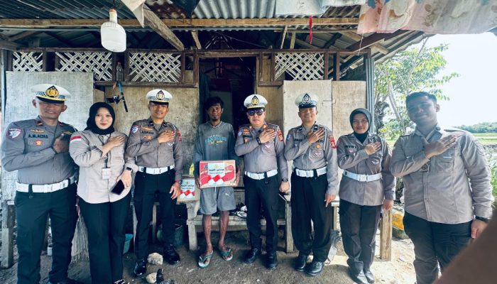 Ringankan Beban Warga, Polres Sinjai Salurkan Bantuan Sosial