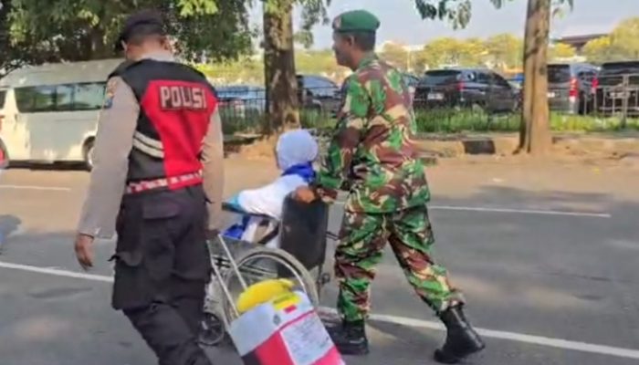 Polres Kediri Kawal Ribuan Calhaj Menuju Asrama Haji Sukolilo